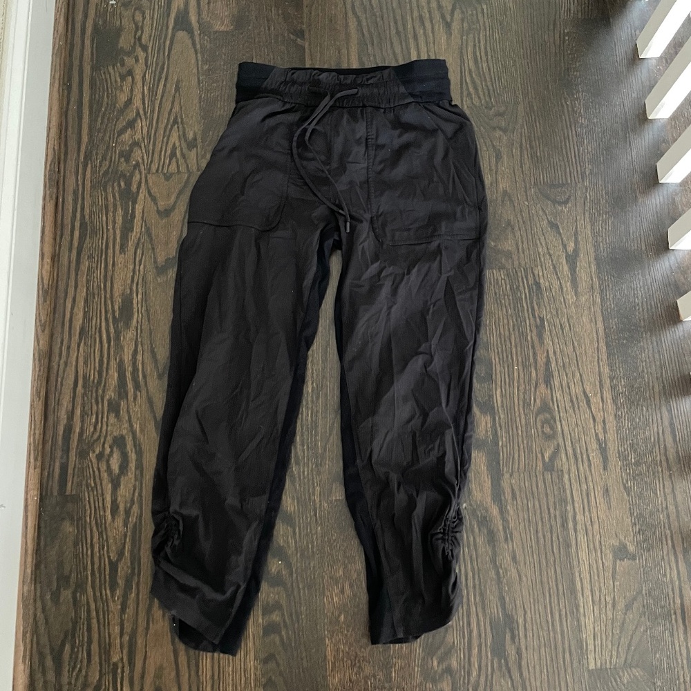 Womans Lululemon Joggers - cropped dance studio pants size 4